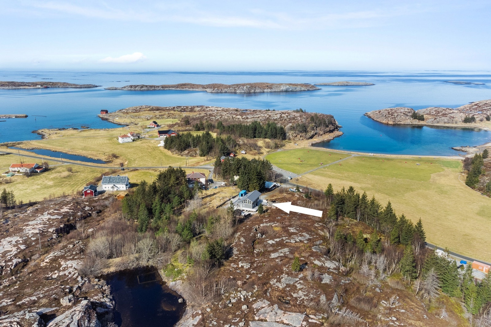 Omringet av flott natur og fine turmuligheter med lett tilgjengelige fjelltopper som har direkte utsikt til havet Galleribilde