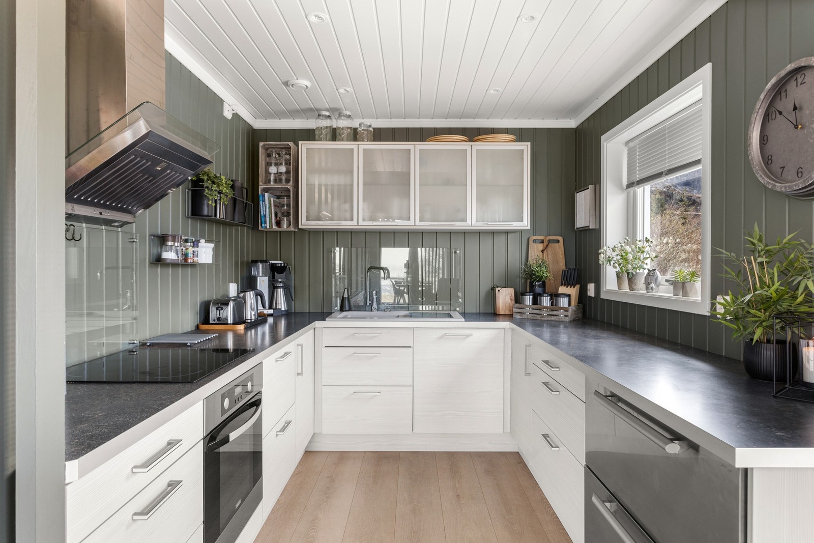 Utstyrt med integrert stekeovn, platetopp, oppvaskmaskin og kjøleskuffer Galleribilde