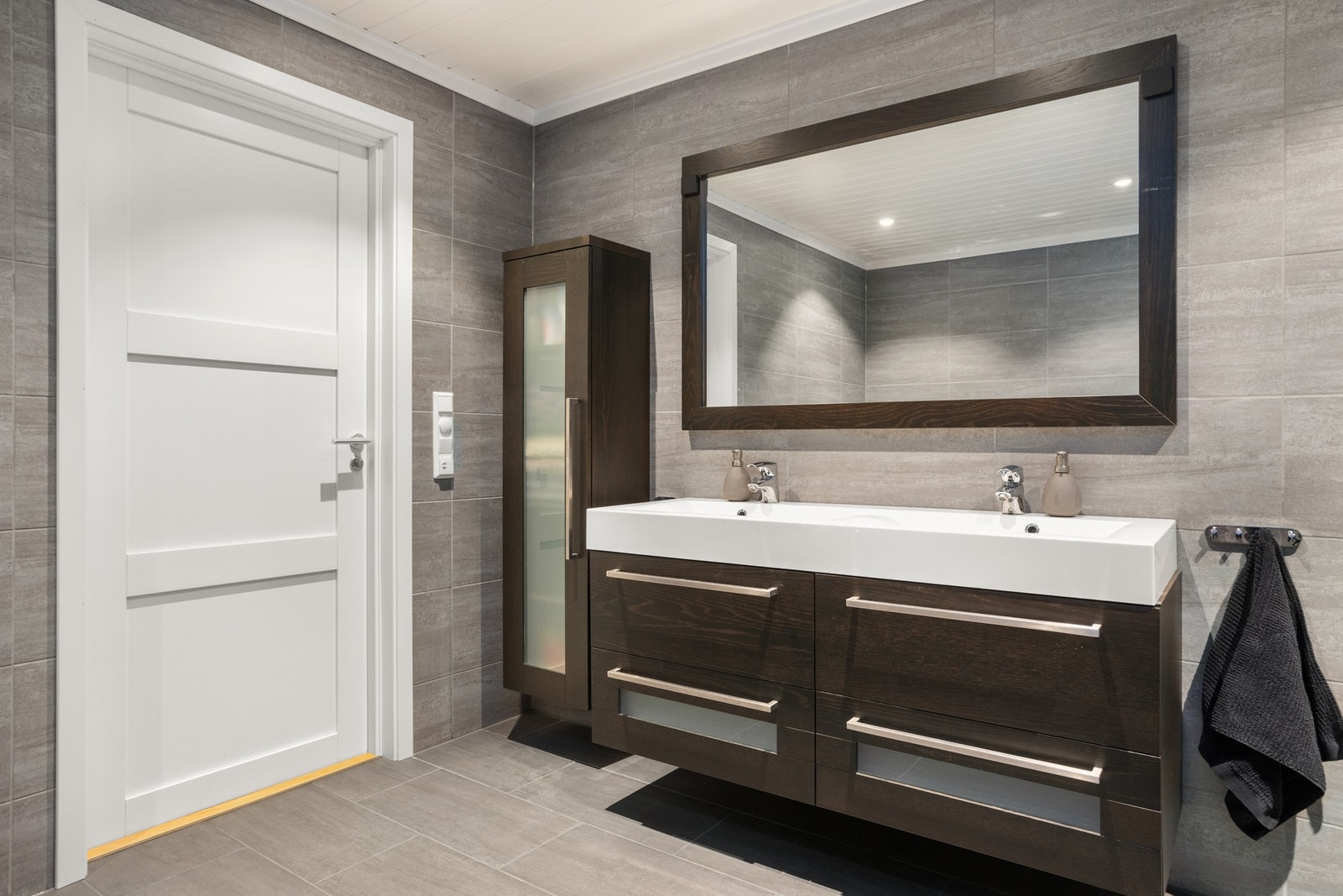 Dobbel servantinnredning med mye oppbevaringsplass Galleribilde