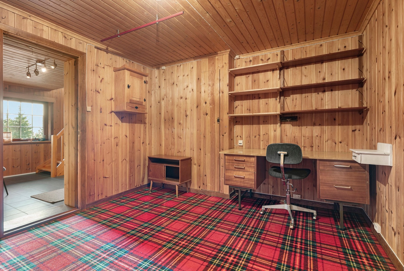 Bruksrom i underetasjen som har vært benyttet som kontor. Galleribilde