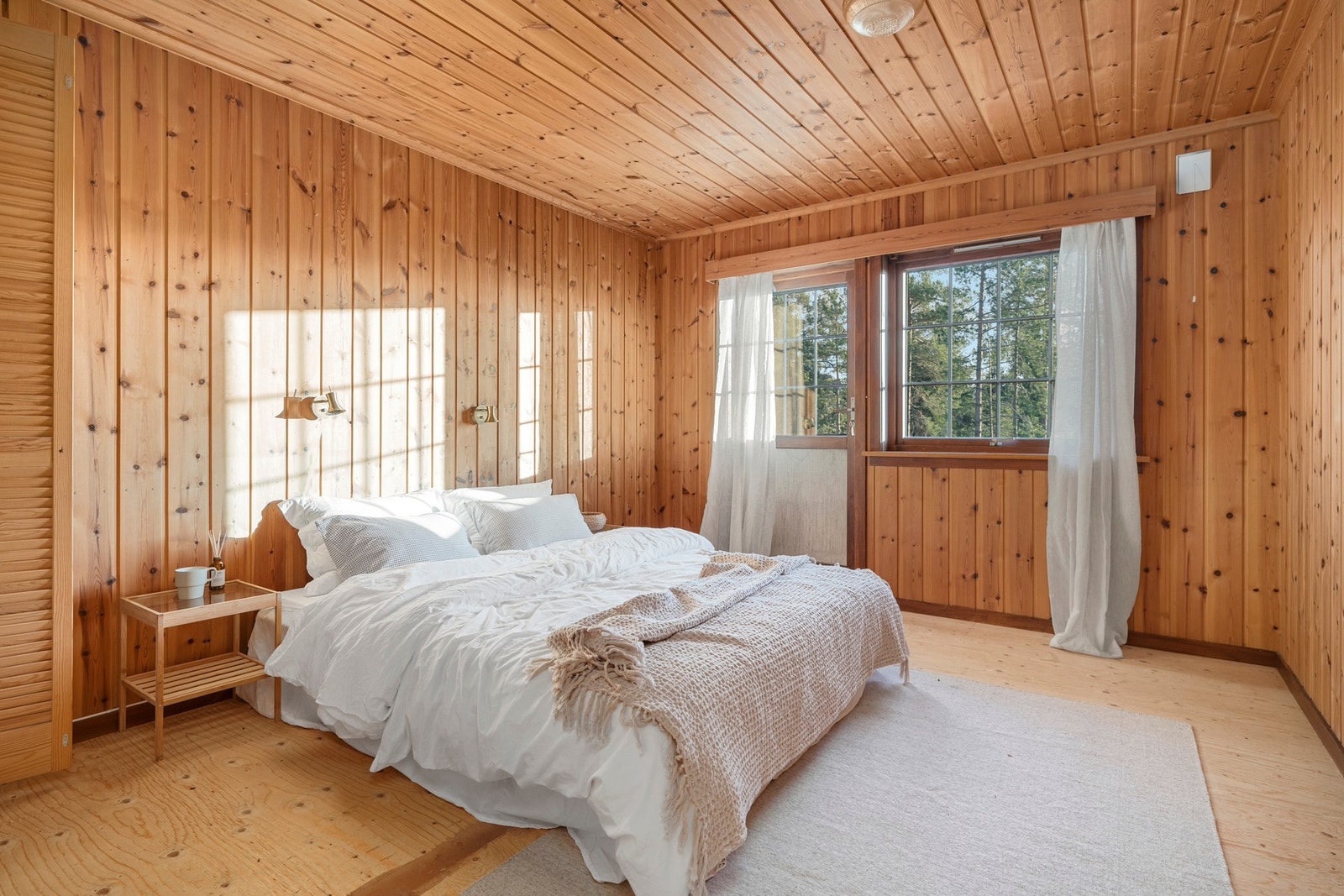 Boligen har fire store, lyse og trivelige soverom med gode lagringsmuligheter, fordelt på begge etasjer. Galleribilde