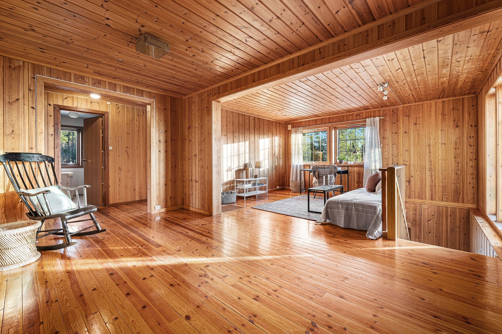 Stue nr. 2 med trapp fra inngang i underetasje - godt egnet som kontor, bibliotek eller ekstra oppholdsrom. Galleribilde