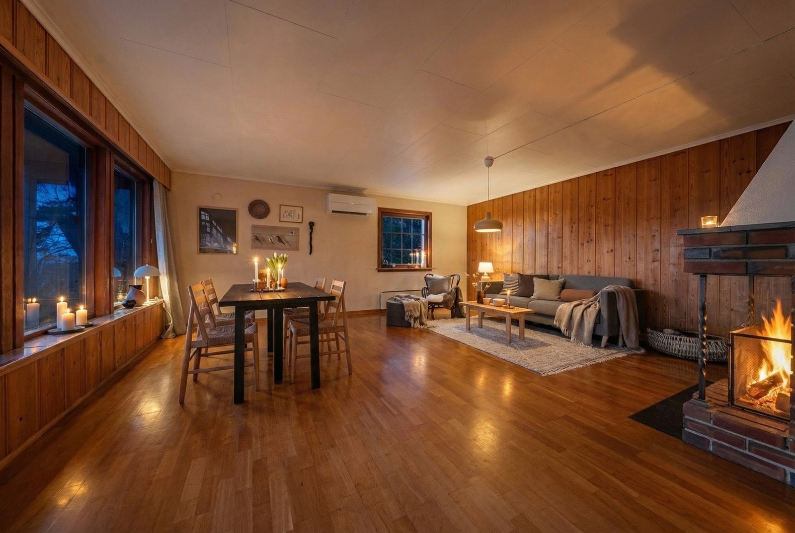 Romslig stue med plass til spisestue, peis som gir lun stemning, store vinduer og utgang til veranda. Galleribilde