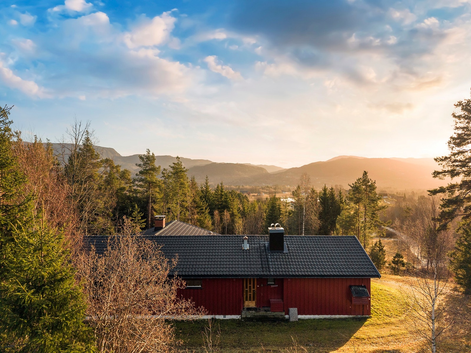 Eiendommen ligger landlig til med fine turområder i umiddelbar nærhet. Galleribilde