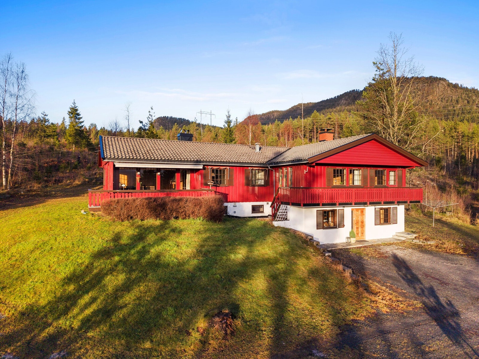 Oppstillingsplass til bil i innkjørsel, samt i dobbel garasje. Galleribilde