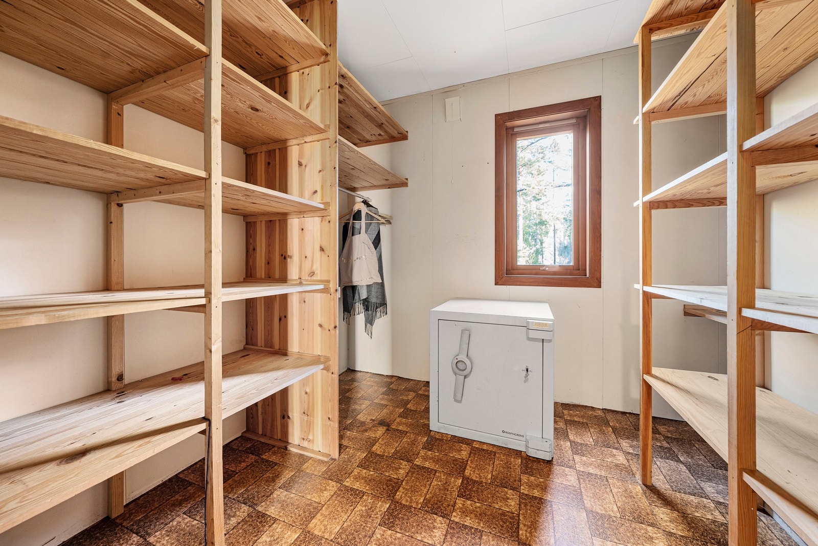 Funksjonelt spisskammers/bod med hyller - perfekt for oppbevaring! Galleribilde