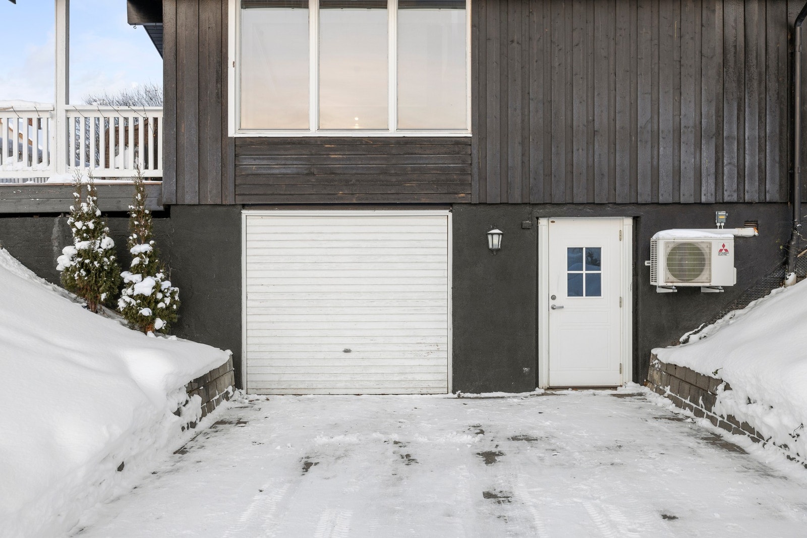 Inngangsparti fra sokkeletasje. Garasje - 22 kvm. Galleribilde