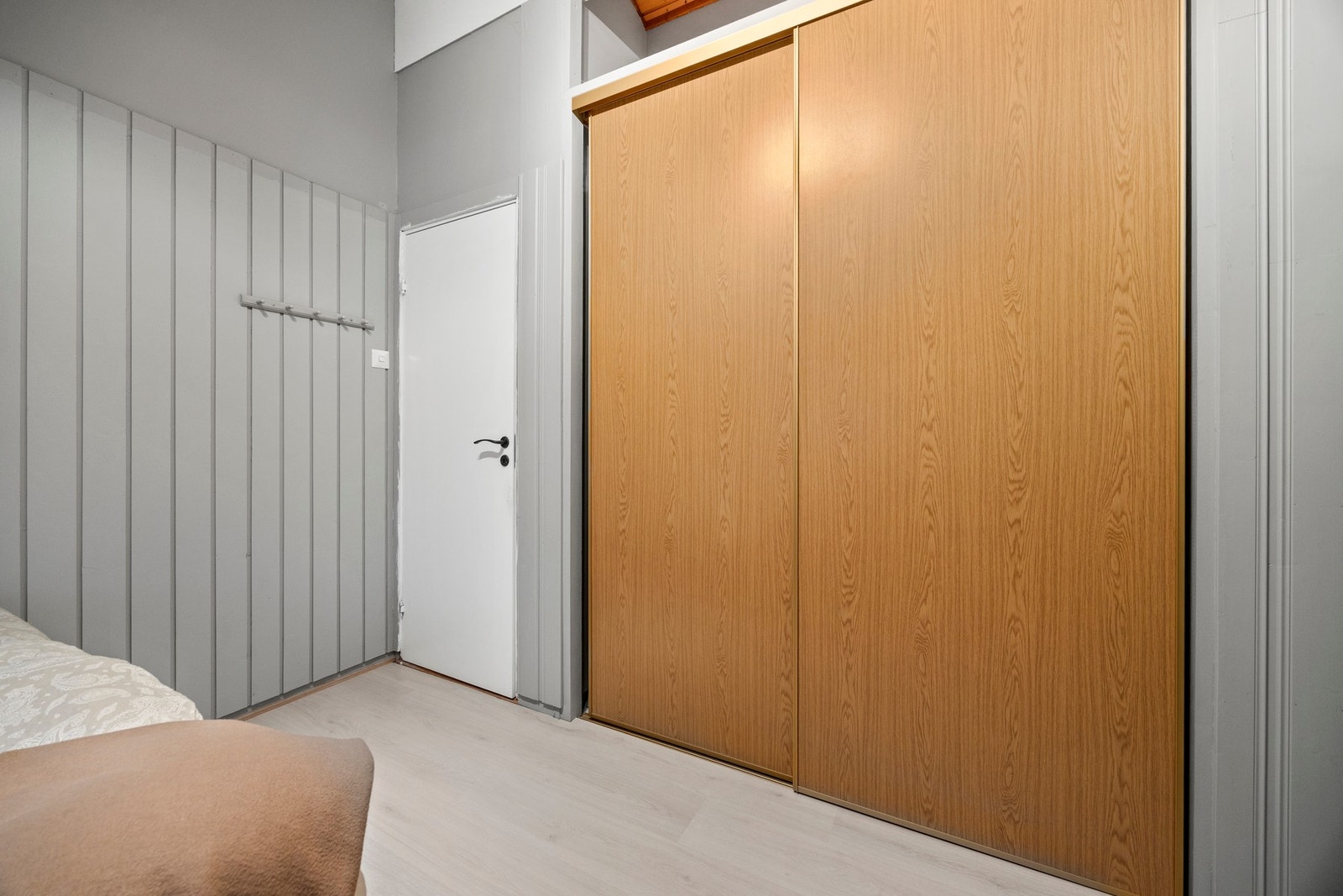 Praktisk skyvedørsgarderobe Galleribilde