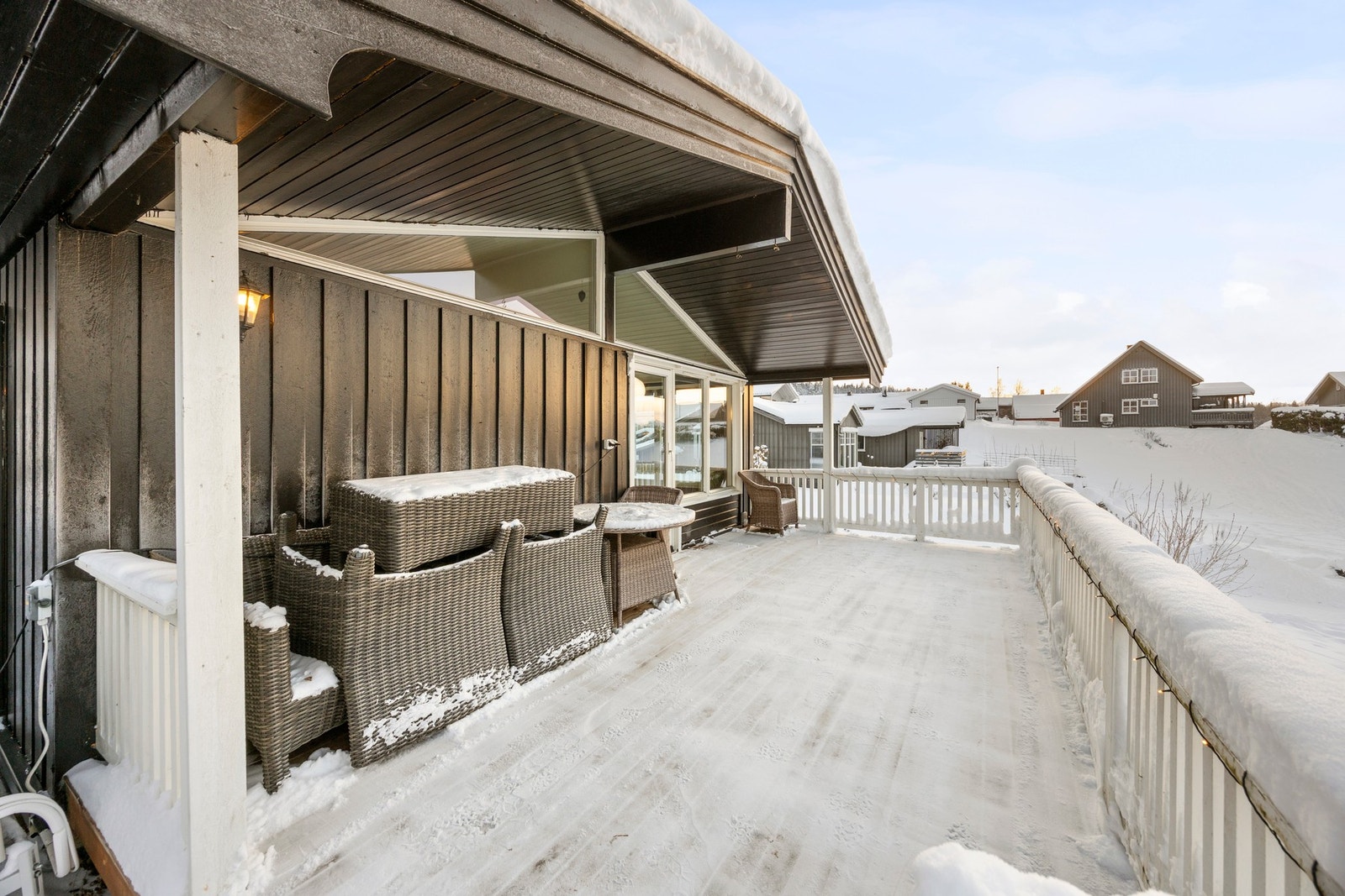 Fra stuen er det adkomst til takoverbygd del av terrassen Galleribilde