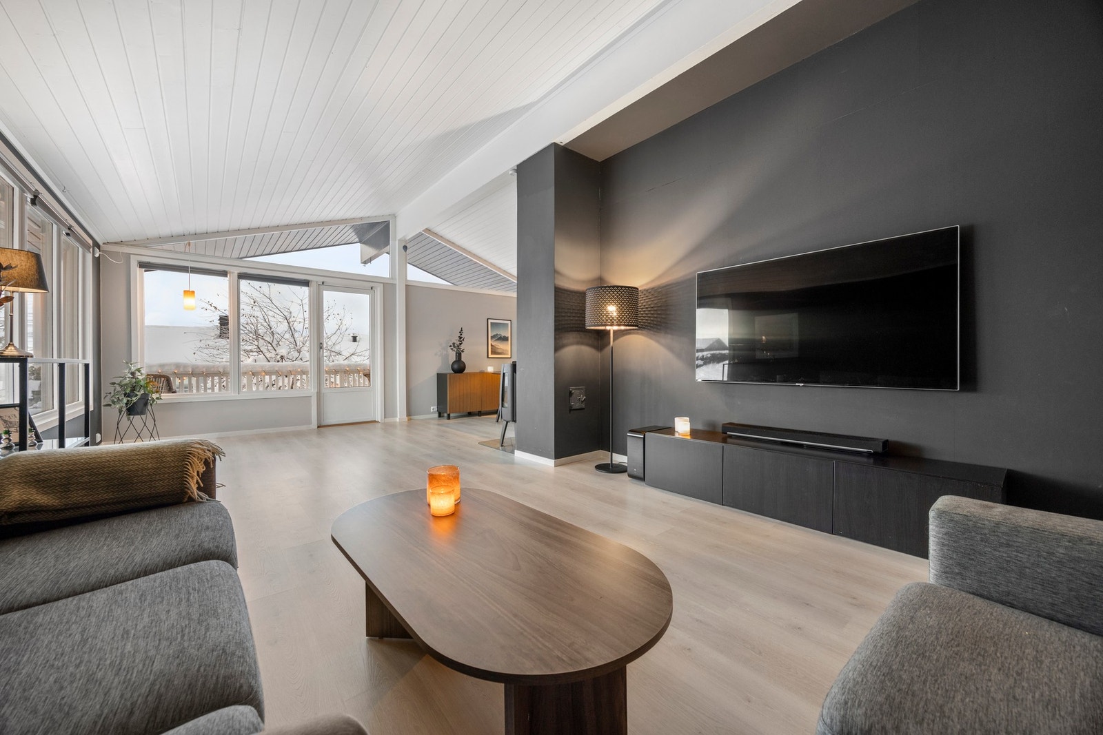 Generøs takhøyde med store vindusflater som gir en god atmosfære! Galleribilde