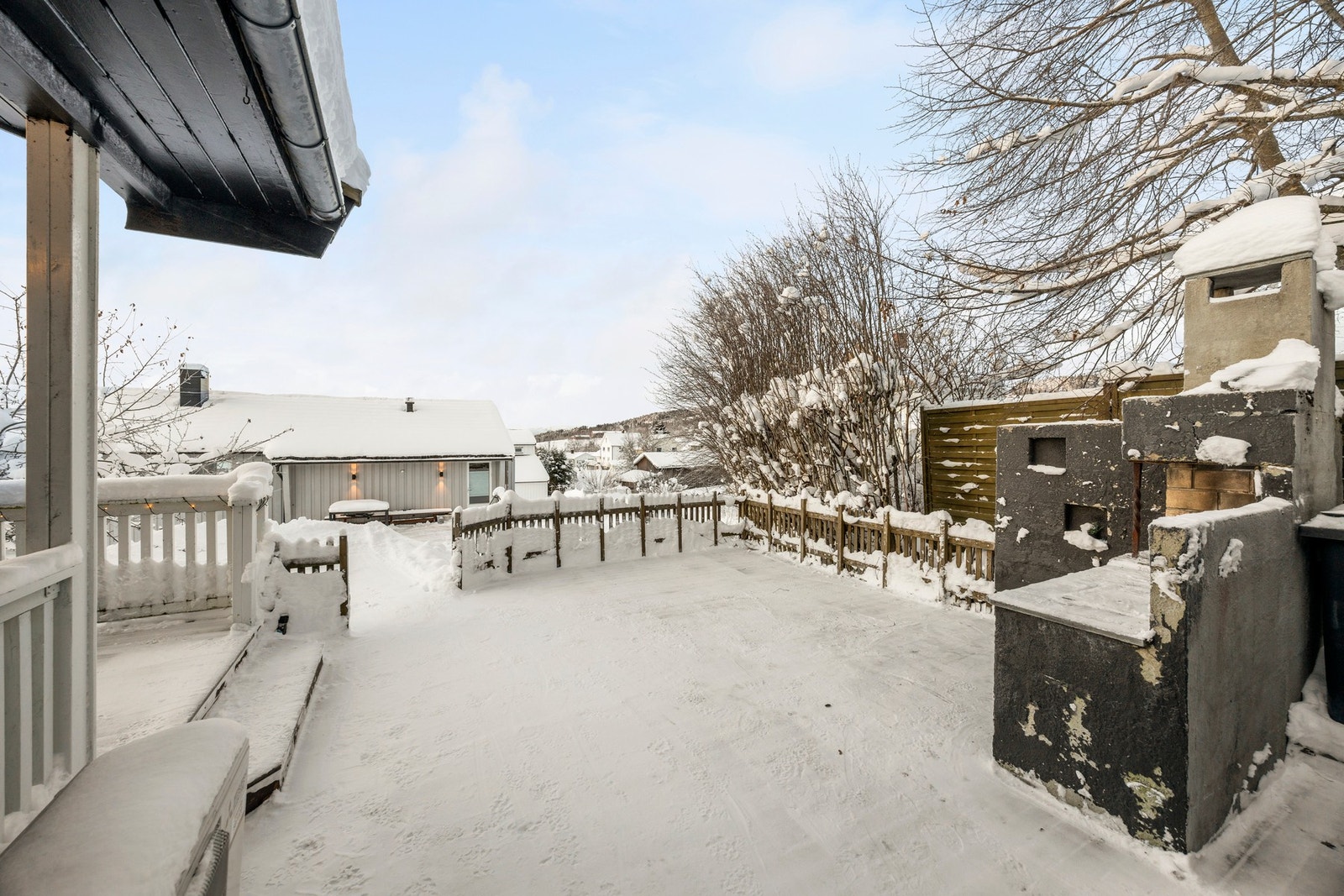 Videre adkomst ut til hage. Galleribilde