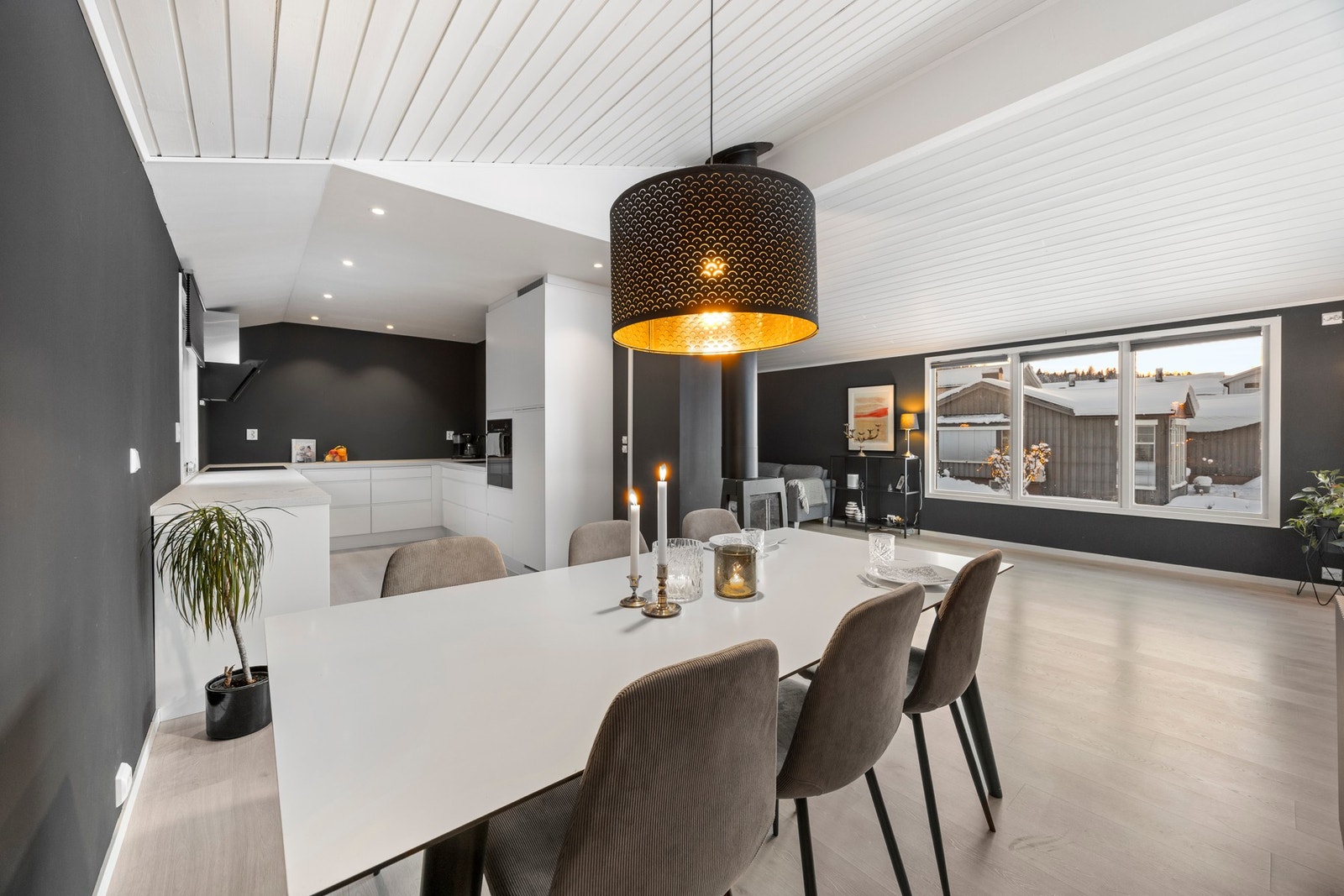 Stue, spisestue og kjøkken måler til sammen 47,5 kvm! Galleribilde