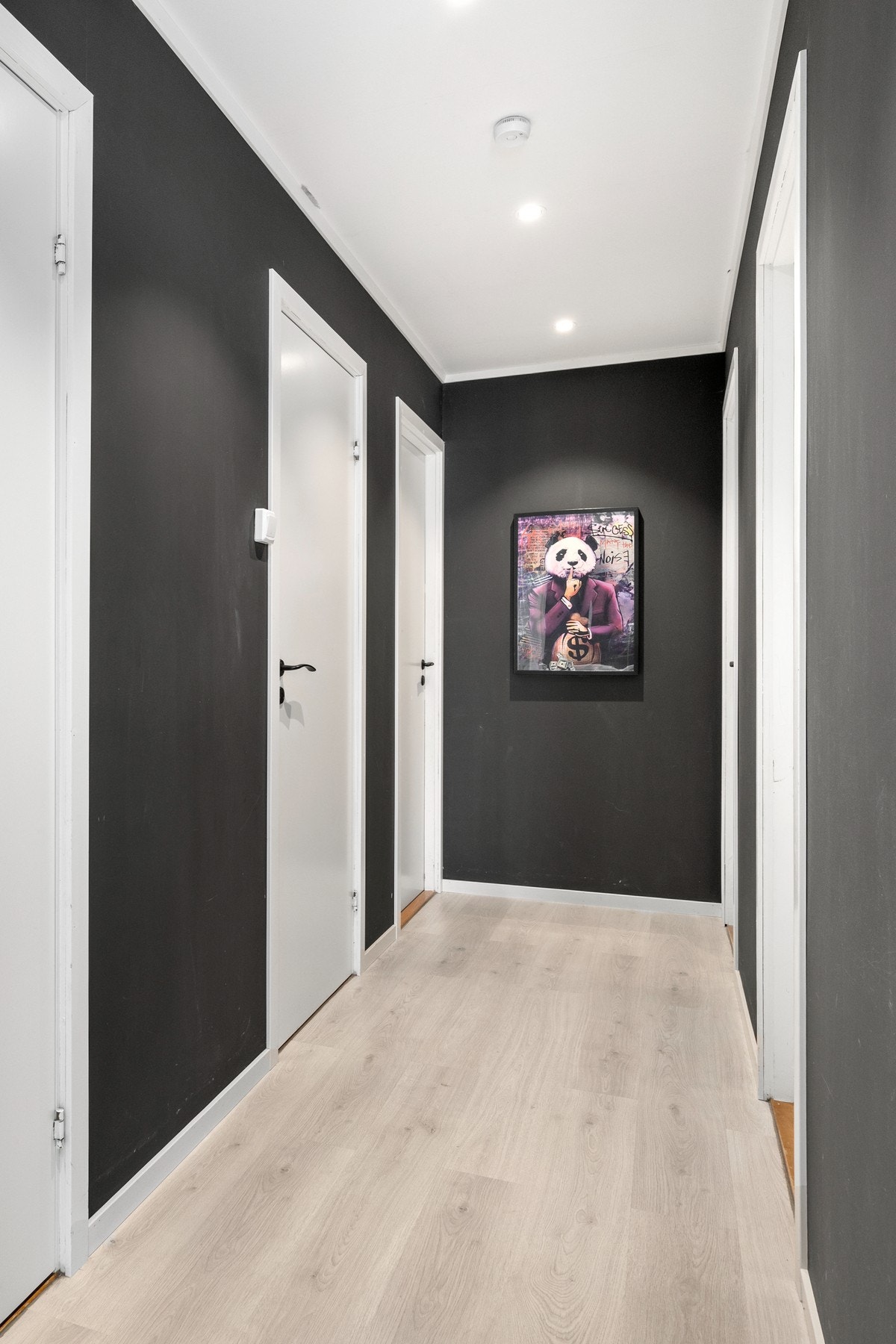 Gang med dør til WC, bad og tre soverom Galleribilde