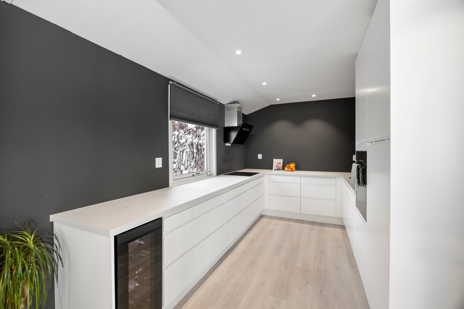 Stilren og lekker kjøkkeninnredning montert i 2023. Integrert vinskap, platetopp, stekeovn, oppvaskmaskin og kjøleskap Galleribilde