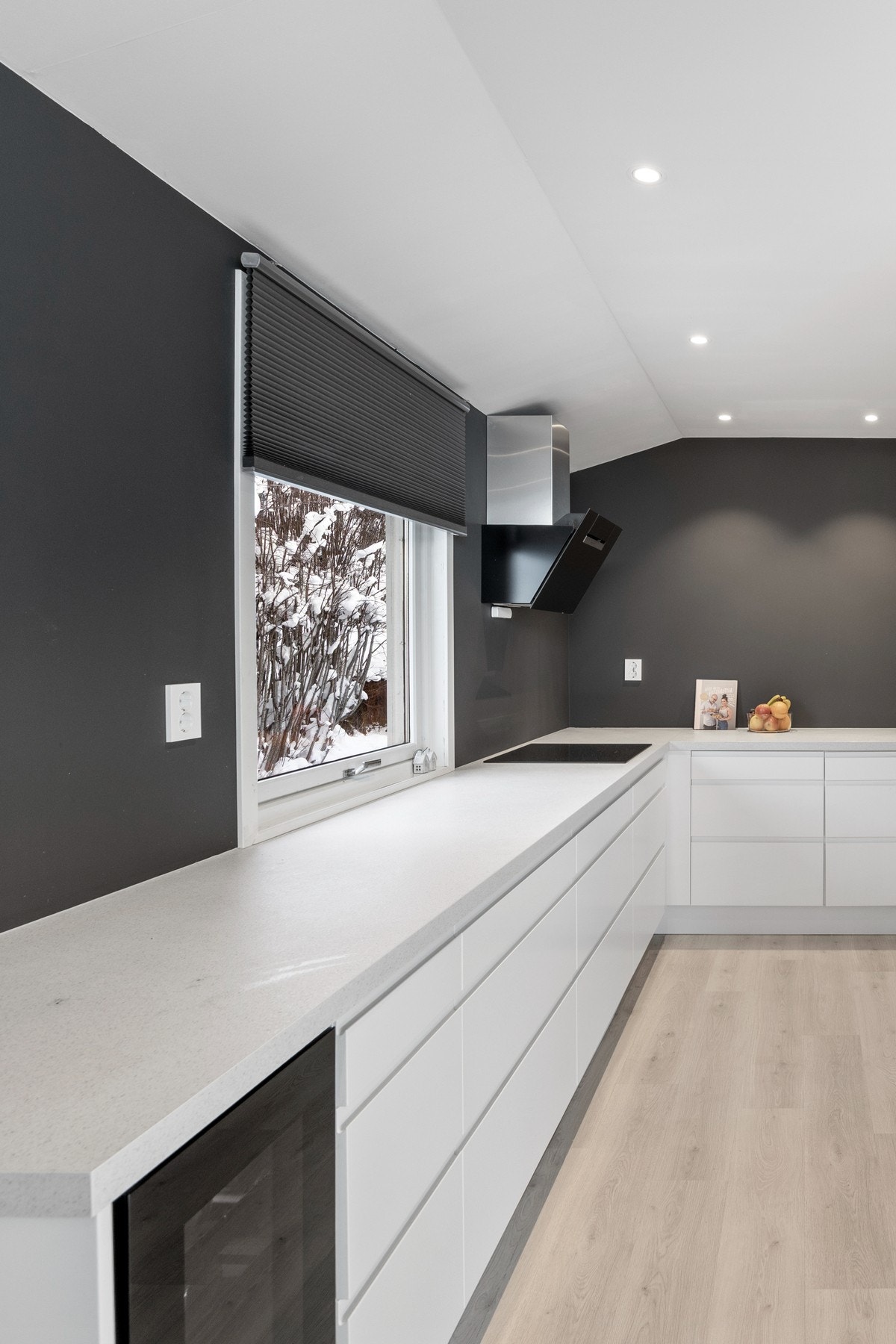 Downlights sørger for god belysning over den romslige benkeoverflaten. Galleribilde