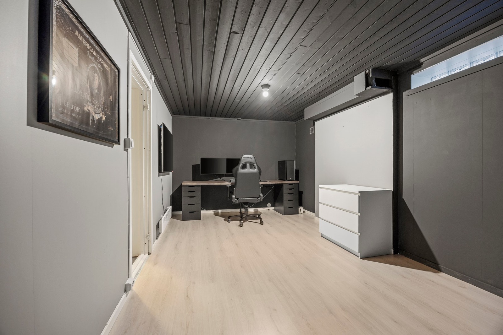 Innredet kjellerrom - 21 kvm. Bod omgjort til innredet kjellerrom. Det foreligger ingen søknad om bruksendring og kjøper overtar risiko for dette. Galleribilde