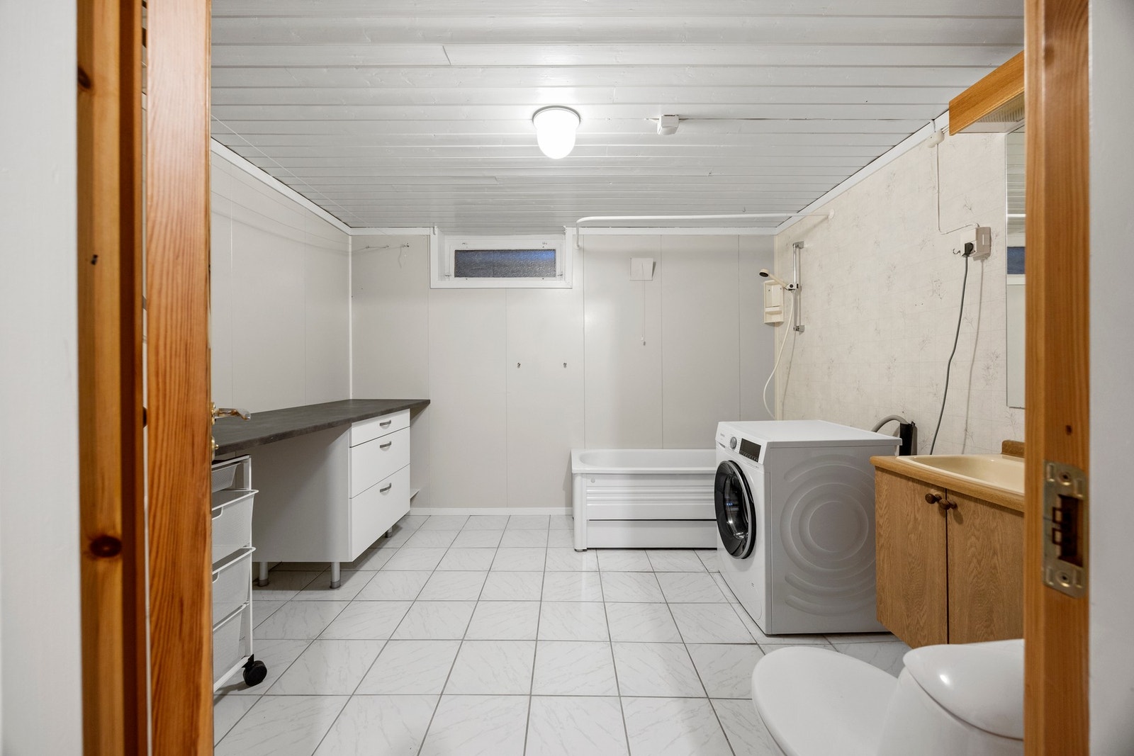 Vaskerom - 9,5 kvm. Utstyrt med WC, servantskap, badekar og opplegg for vaskemaskin Galleribilde