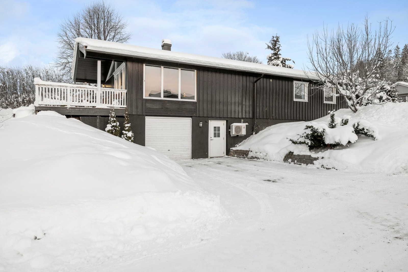 Velkommen til Åslyvegen 1, presentert av EiendomsMegler 1 v/ Jim Håkon Ryan Karlsen. Foto: ELW Media (Espen Wåde) Galleribilde