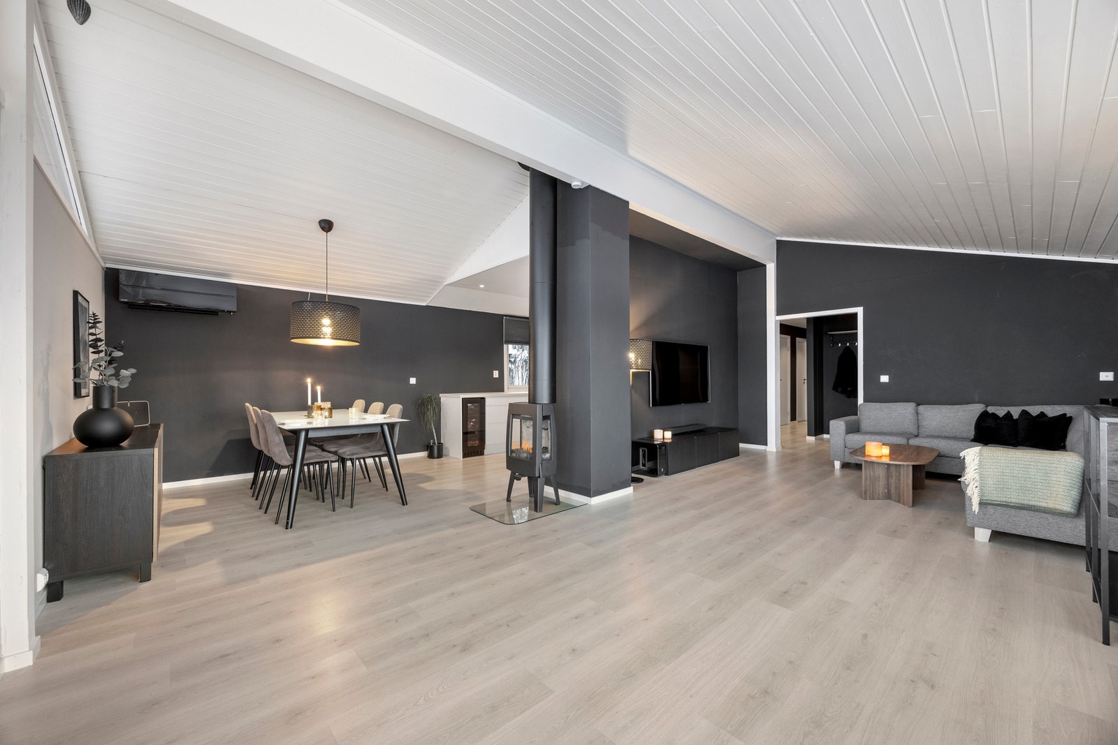 Boligen har oppvarming fra to varmepumper, vedfyring og elektrisitet. Galleribilde