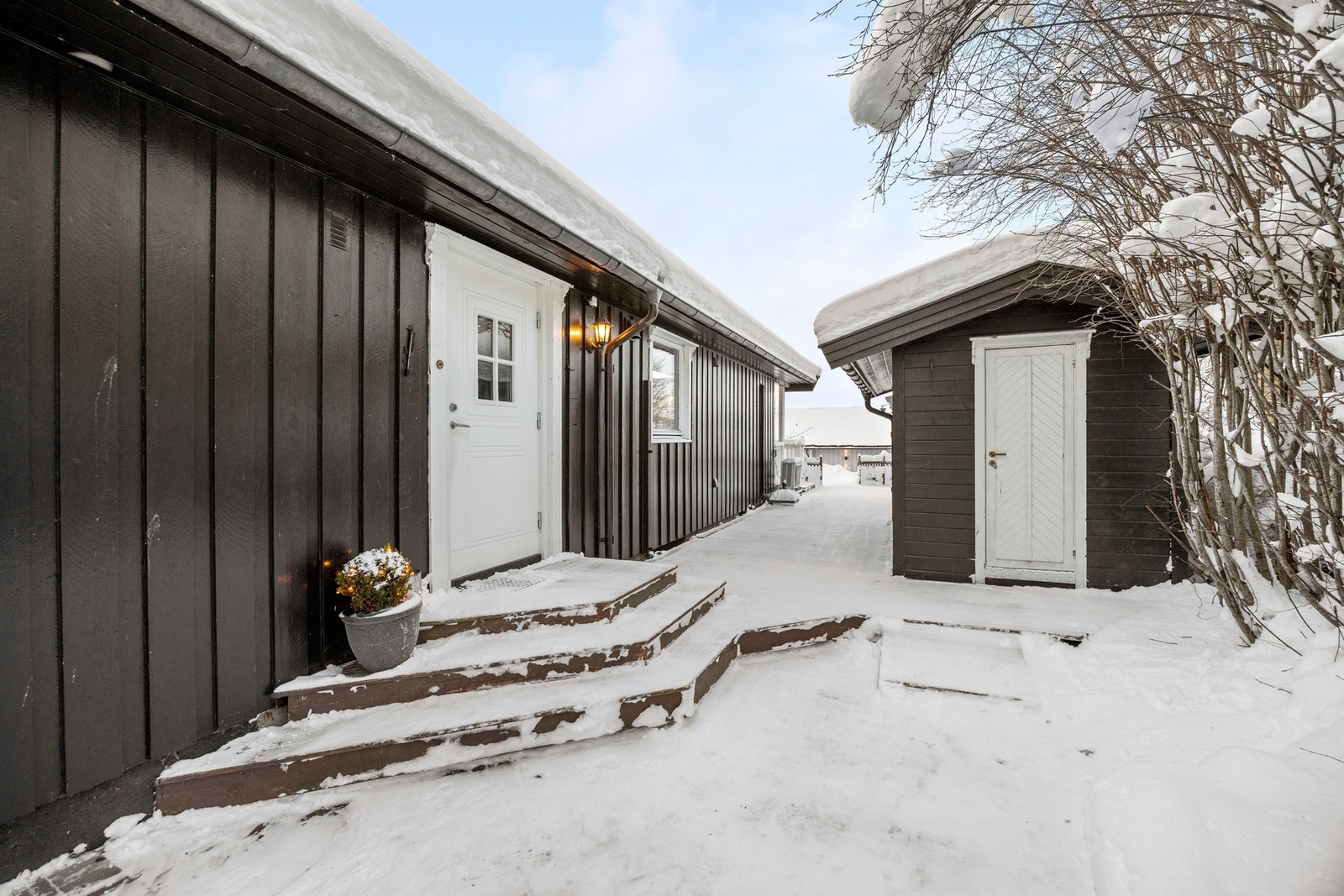 Utebod på 6 kvm i tilknytning til inngangspartiet. Galleribilde