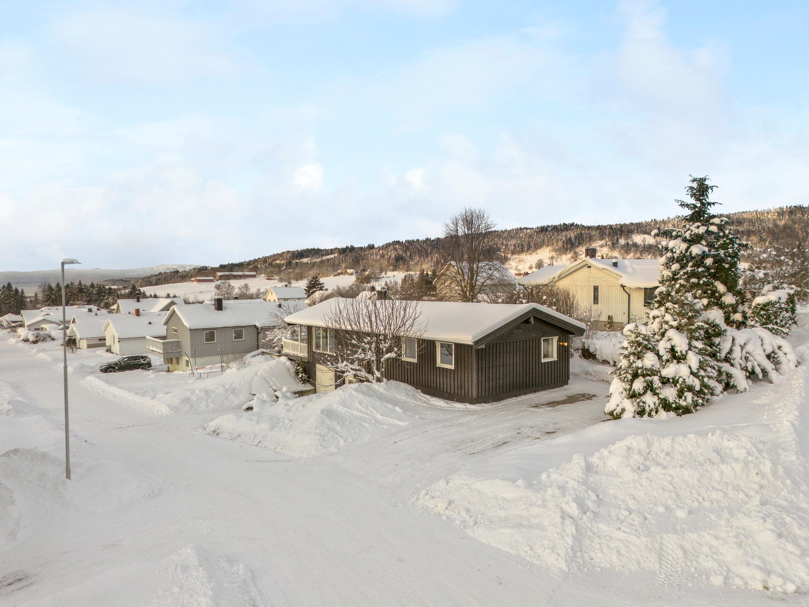 Det er i tillegg til garasje biloppstillingsplass med plass til flere biler Galleribilde