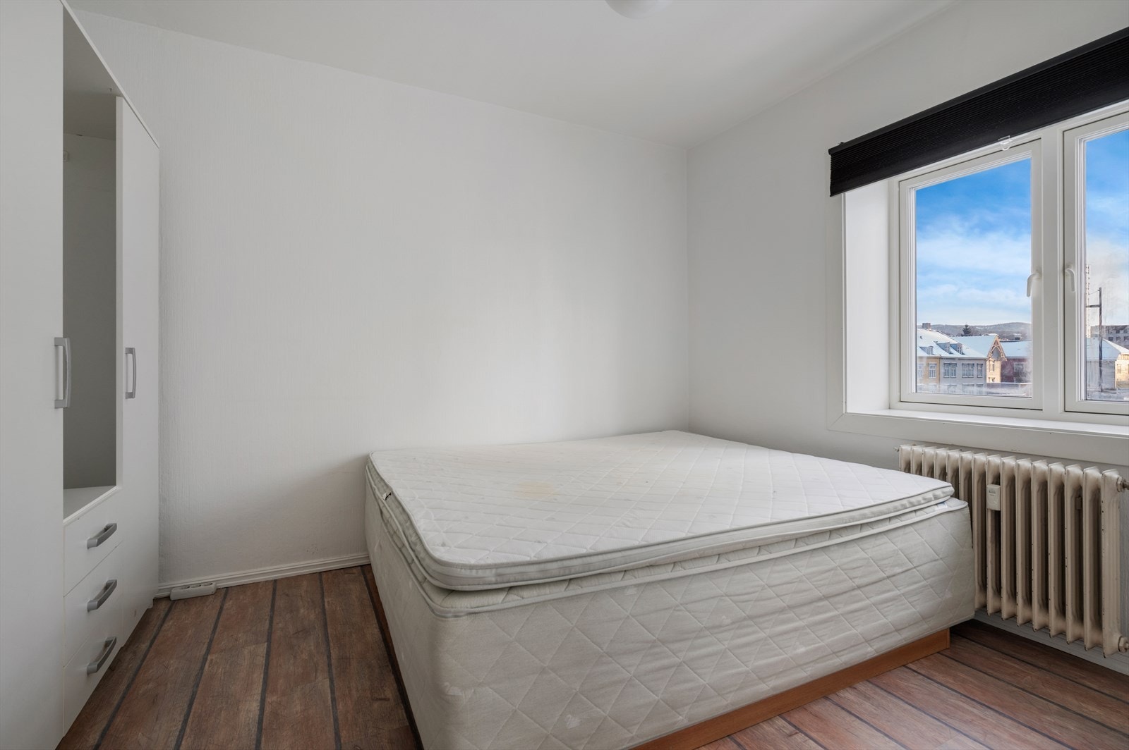 Soverommets størrelse byr på flere gode møblerings muligheter. Galleribilde