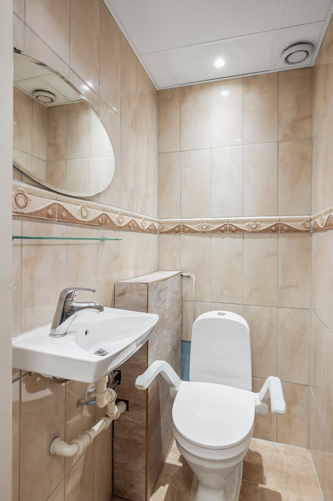 Leiligheten benytter seg av et praktisk separat toalett rom. Galleribilde