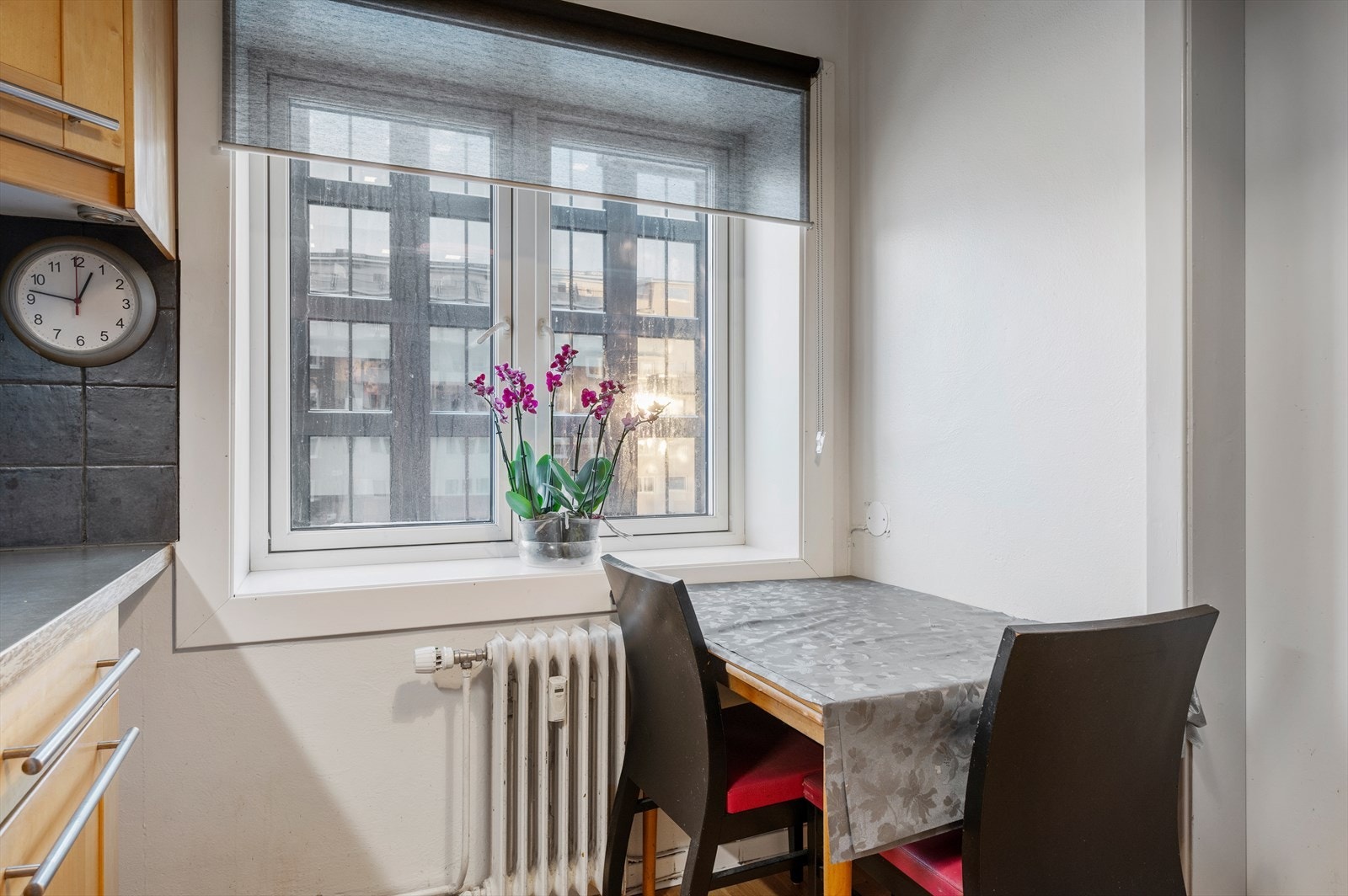 Kjøkkenet er Innredet med parkett på gulv, mekanisk avtrekksvifte over stekesonen og opplegg for oppvaskmaskin. Galleribilde