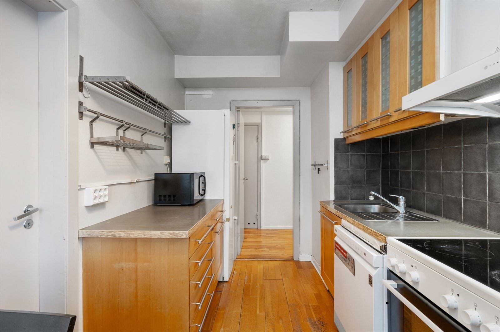 Kjøkkenet er lett tilgjengelig fra både stuen og kjøkkenet. Galleribilde