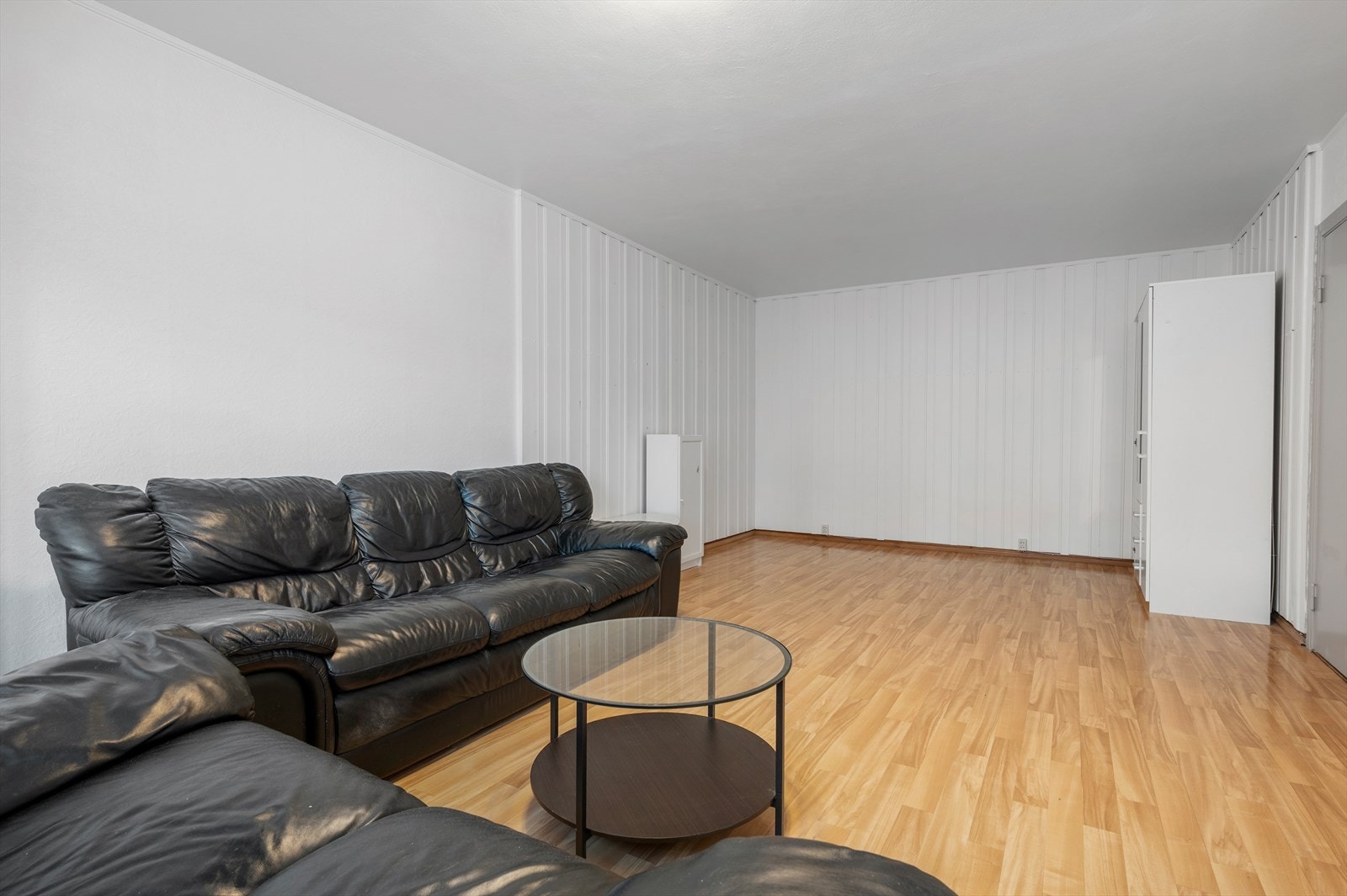 Leiligheten byr på en romslig stue med flere gode møblerings muligheter. Galleribilde