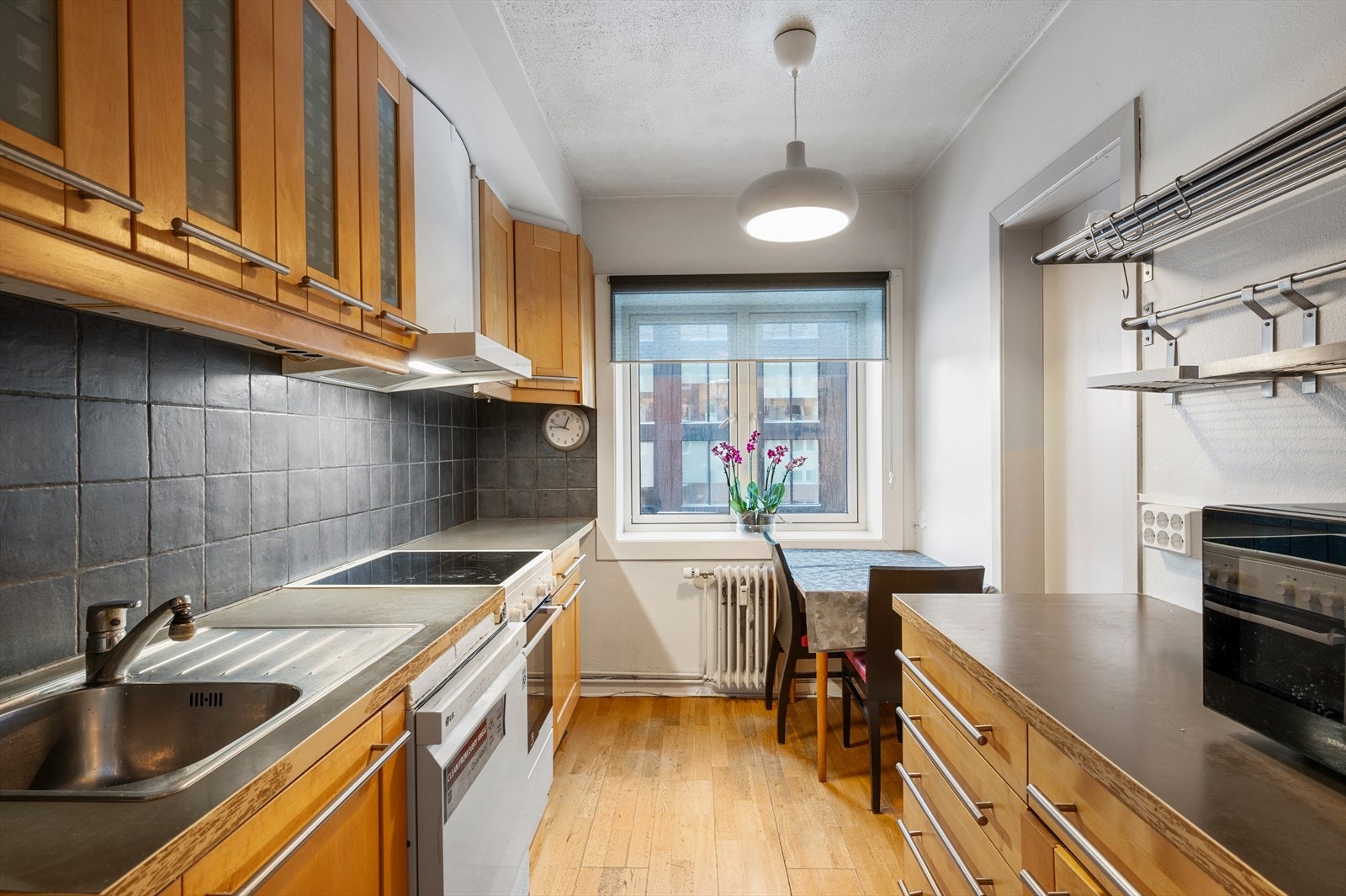 Romslig kjøkken som strekker seg over 7m². Galleribilde