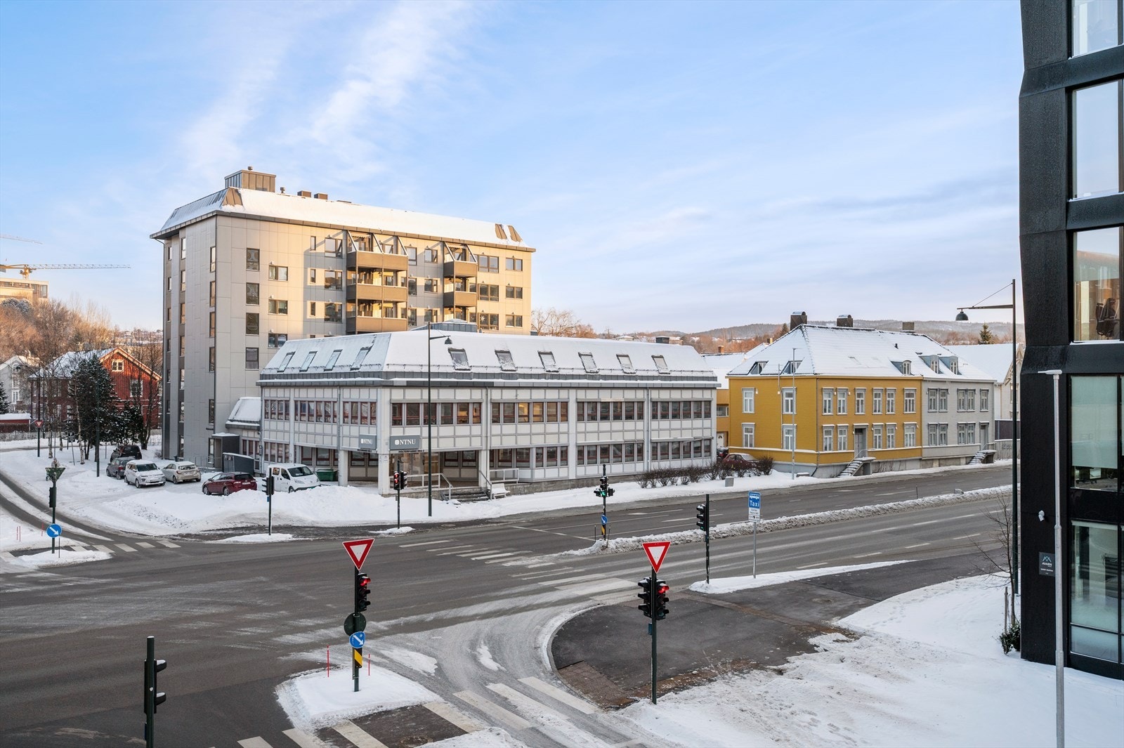 Leiligheten har flott og sentral beliggenhet like ved høyskoleparken. Dette er midt i smørøyet i forhold til de fleste studiesteder i Trondheim, med kun 2-12 minutters gangavstand til bl.a. Nye Handelshøyskolen, NTNU Gløshaugen og St. Olavs Hospital. Galleribilde