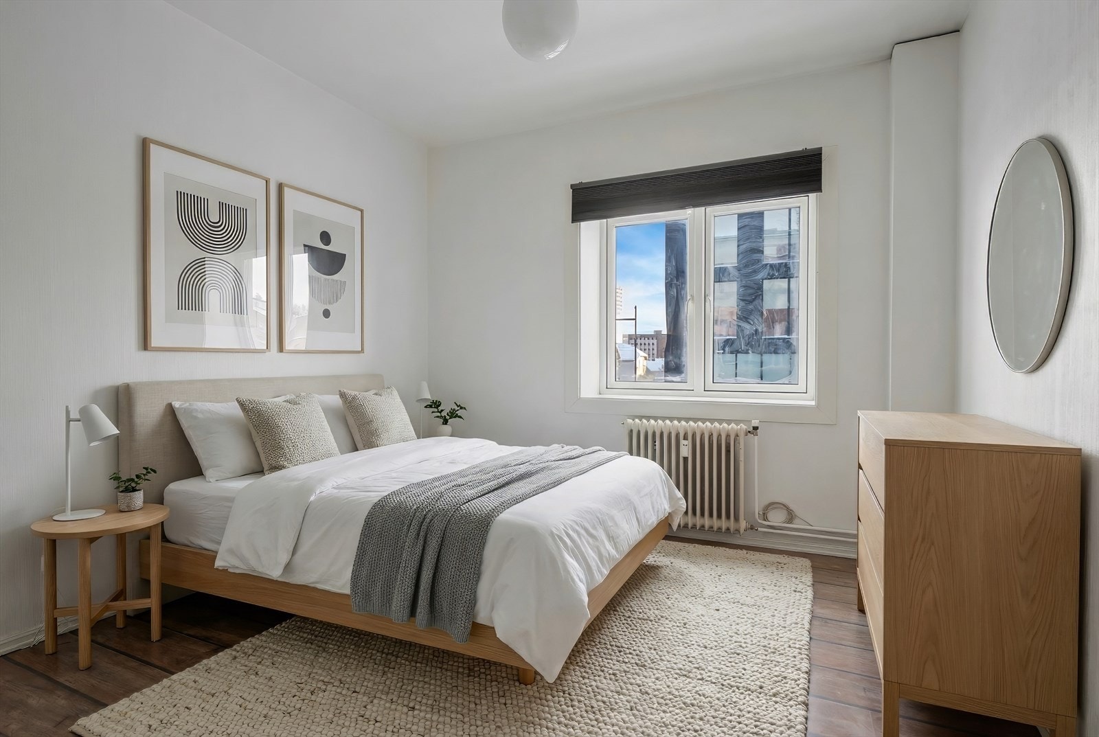 Romslig og lyst soverom på Galleribilde