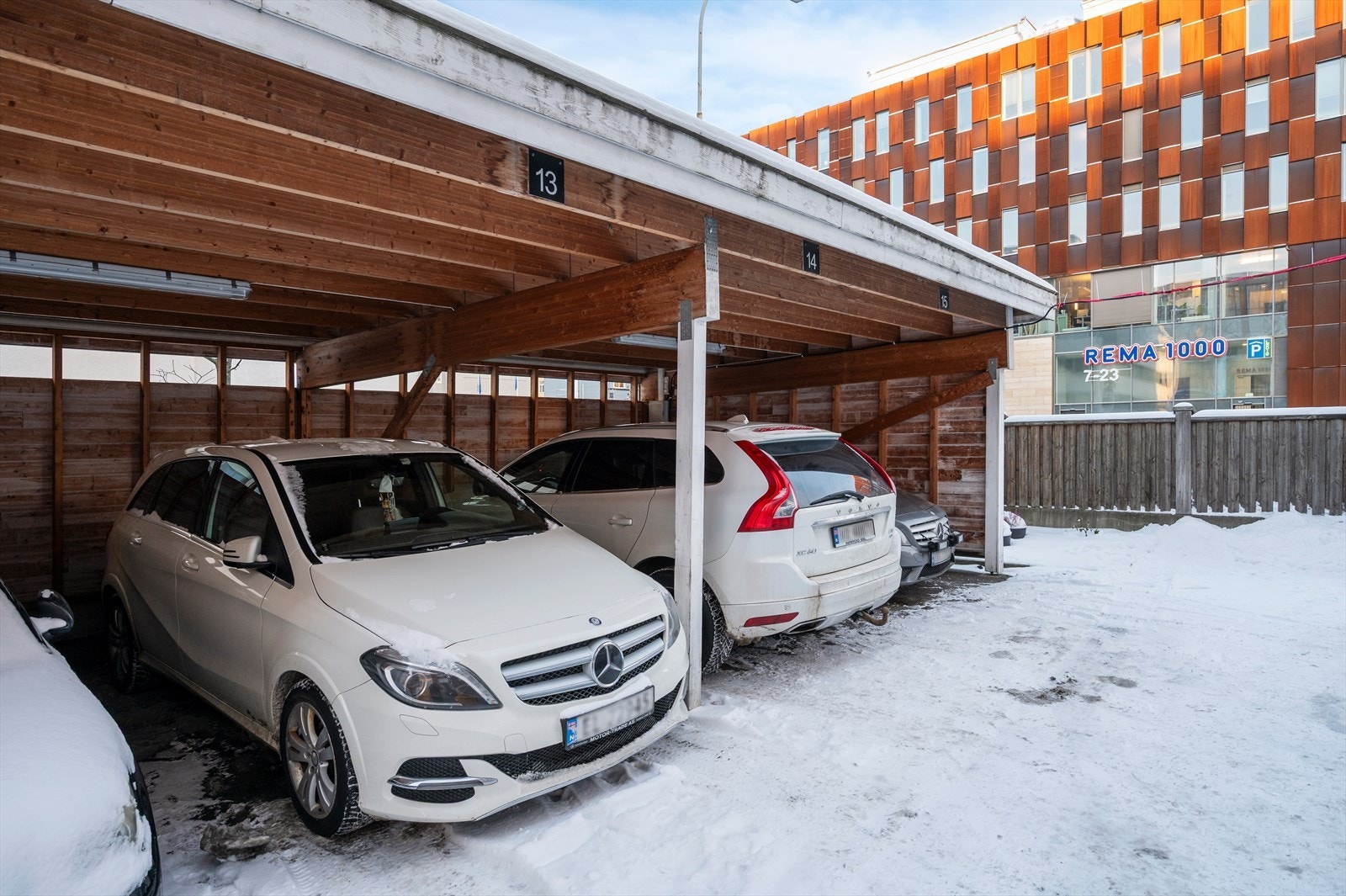 Det er gode parkeringsmuligheter med mulighet for carport og eventuell billader. Galleribilde