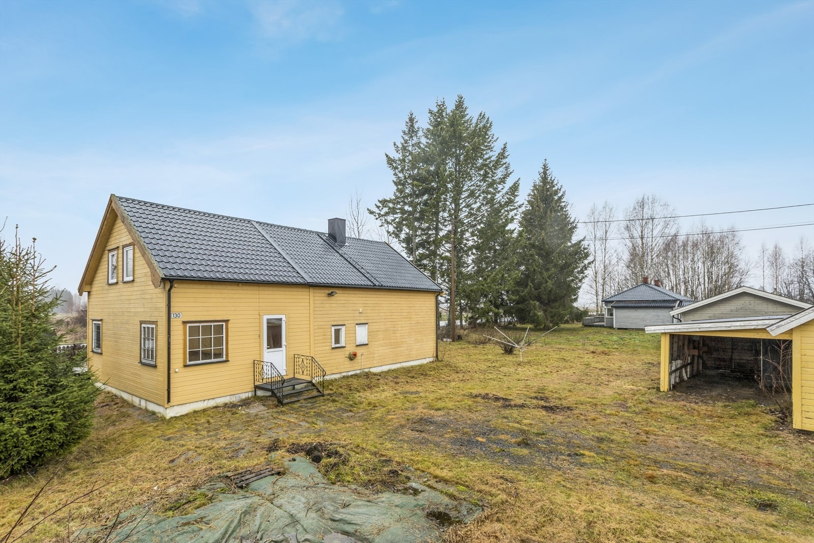 Eiendommen ligger på en stor åpen tomt. Galleribilde