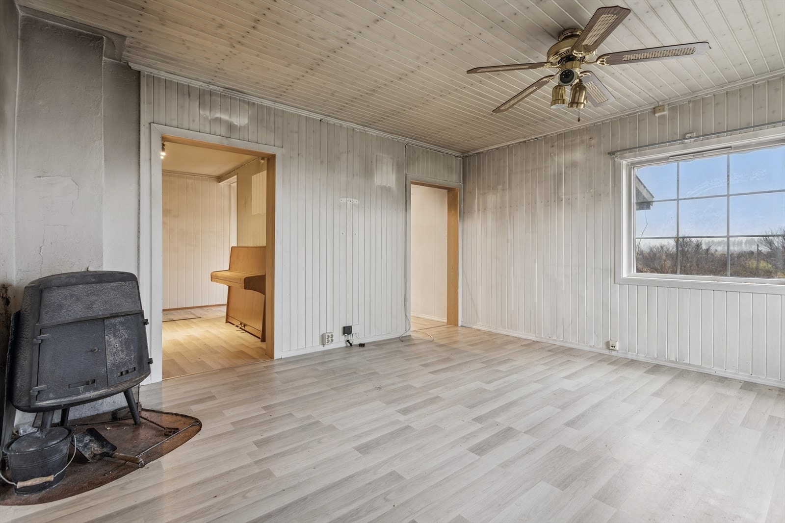 Stuen er et romslig oppholdsrom med god plass til både salong og stort spisebord. Galleribilde