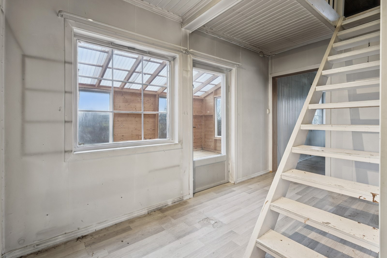 Fra gangen i første etasje fører trappen opp til loftsetasjen. Galleribilde