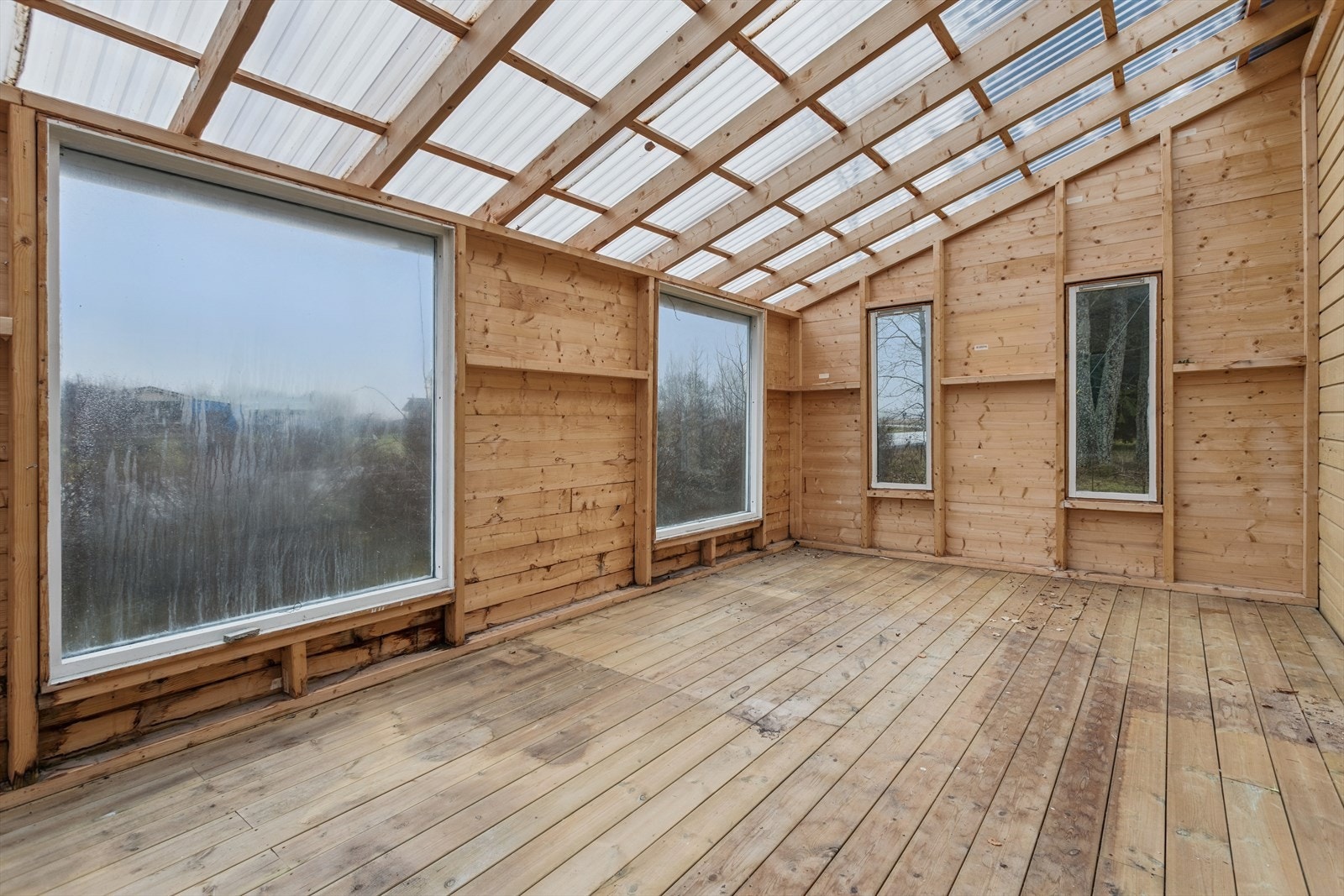 Rommet har potensial til å bli en lys utvidelse av boligens oppholdsareal. Vinterhagen er ikke omsøkt. Galleribilde