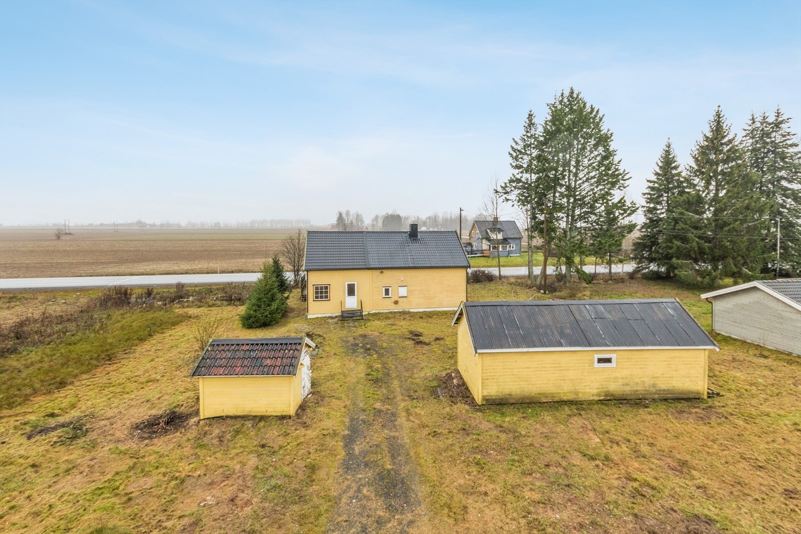 Beliggenheten er landlig med utsikt over omkringliggende jorder og kulturlandskap. Galleribilde