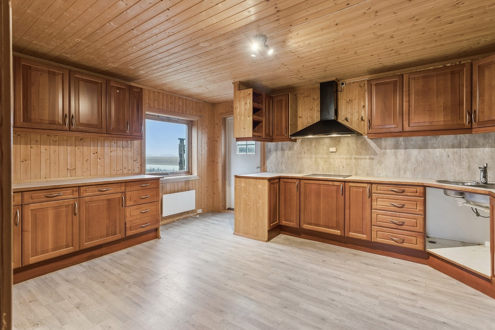 Kjøkkenet er romslig og har en innholdsrik innredning med god skap- og benkeplass. Galleribilde