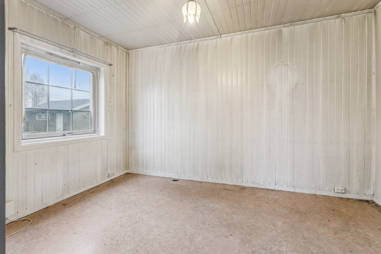 Boligen har to soverom i første etasje. Dette rommet har behov for overflatebehandling. Galleribilde