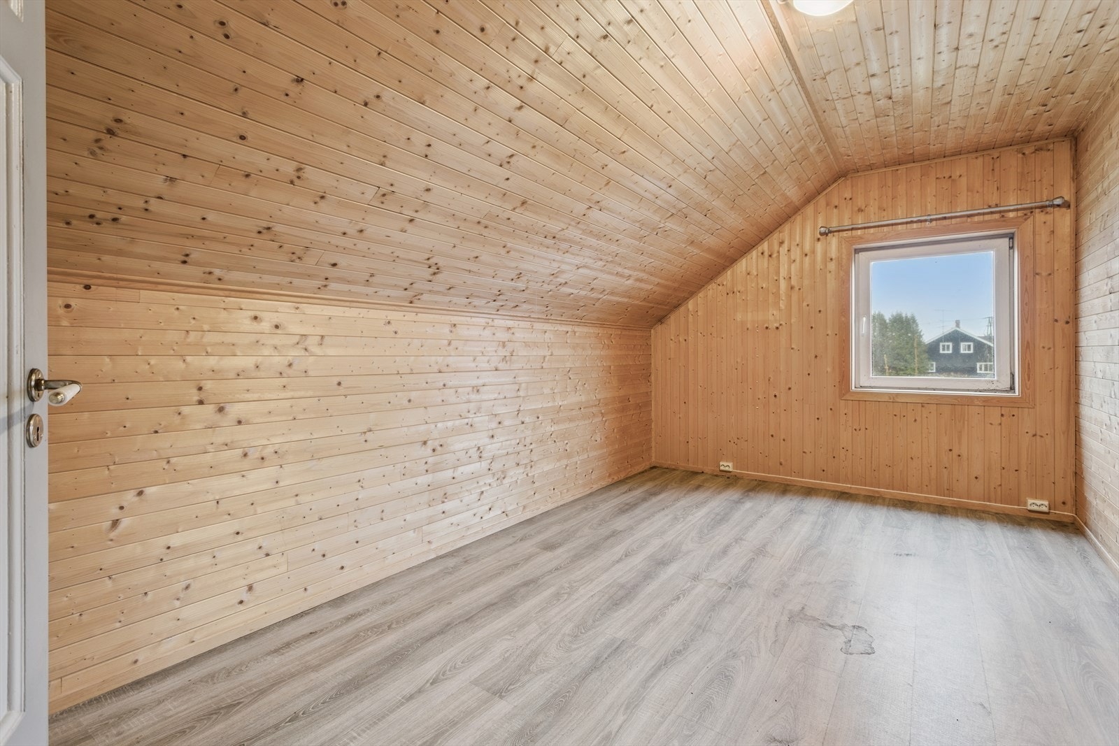 Soverom 1: Rommet har skråtak og panelkledde vegger. Galleribilde