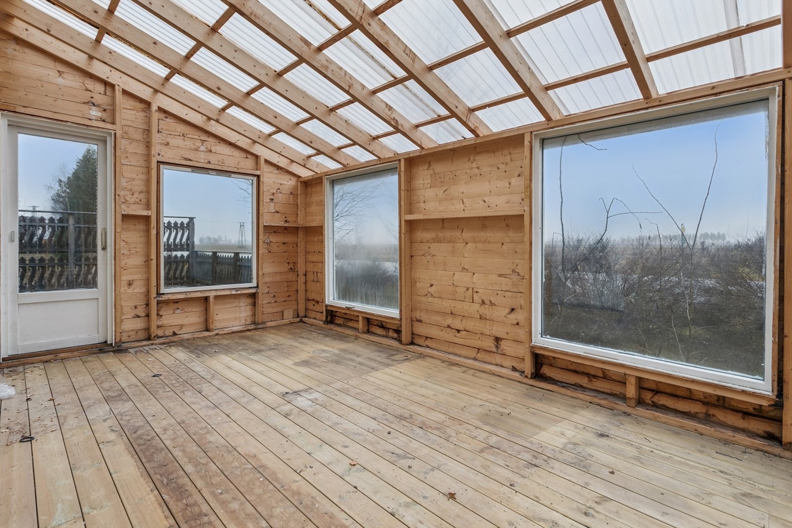 Vinterhagen er et tilbygg med store vindusflater og ubehandlet treverk. Galleribilde