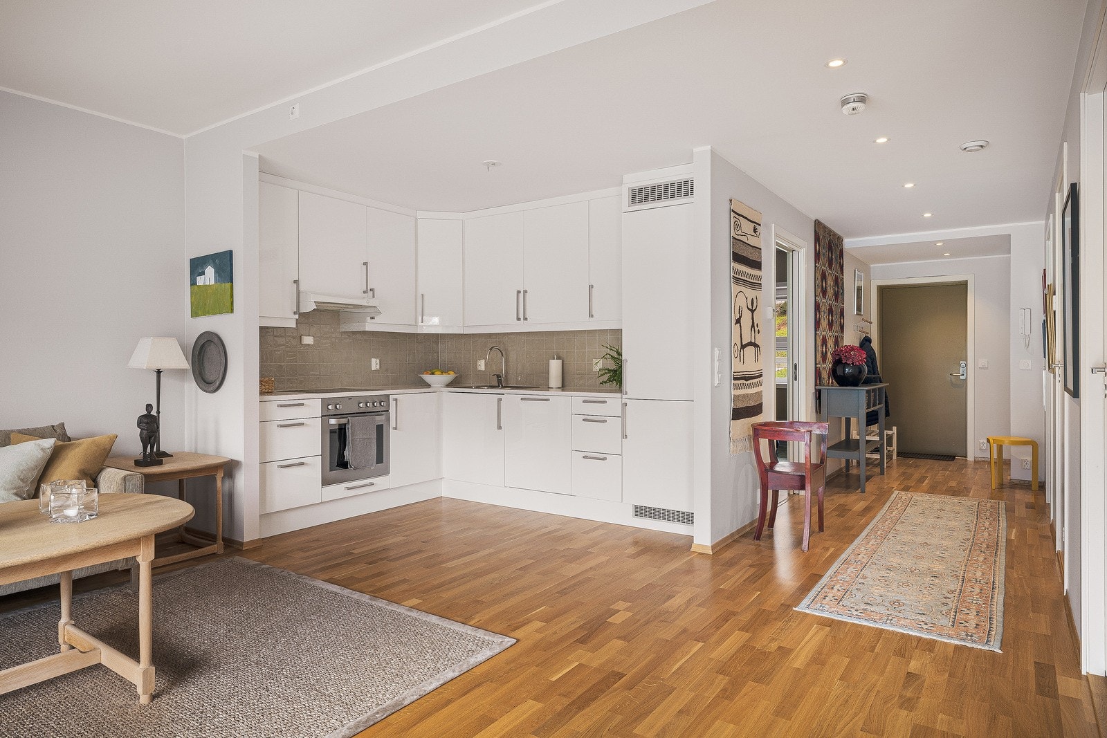 Selger har oppgradert med ekstra kjøkkenseksjoner samt montert vegg for å skjerme mellom kjøkken og stue. Galleribilde