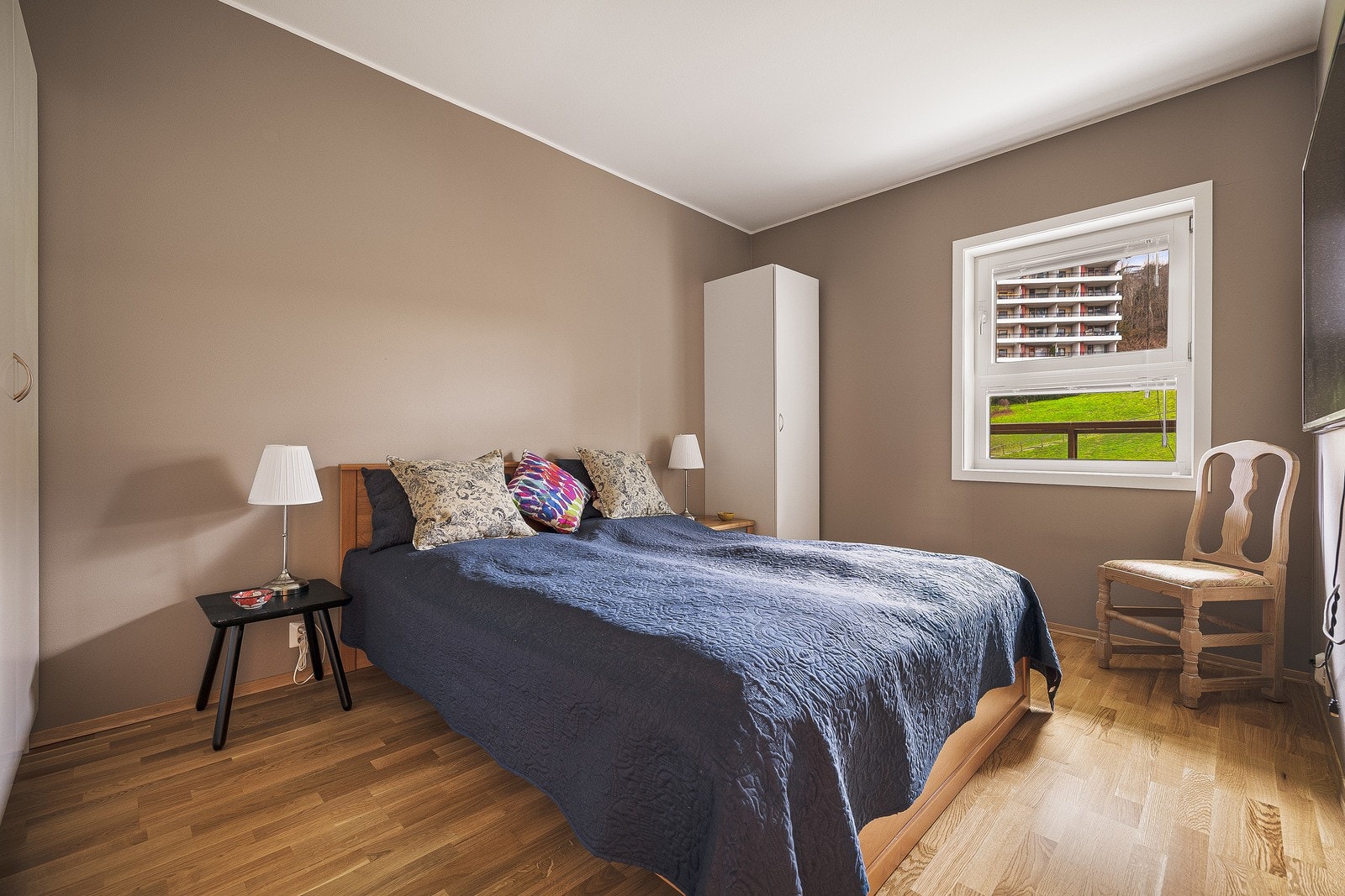 Hovedsoverommet måler ca. 12 kvm, og har god plass til dobbeltseng, nattbord og garderobeløsning. Galleribilde