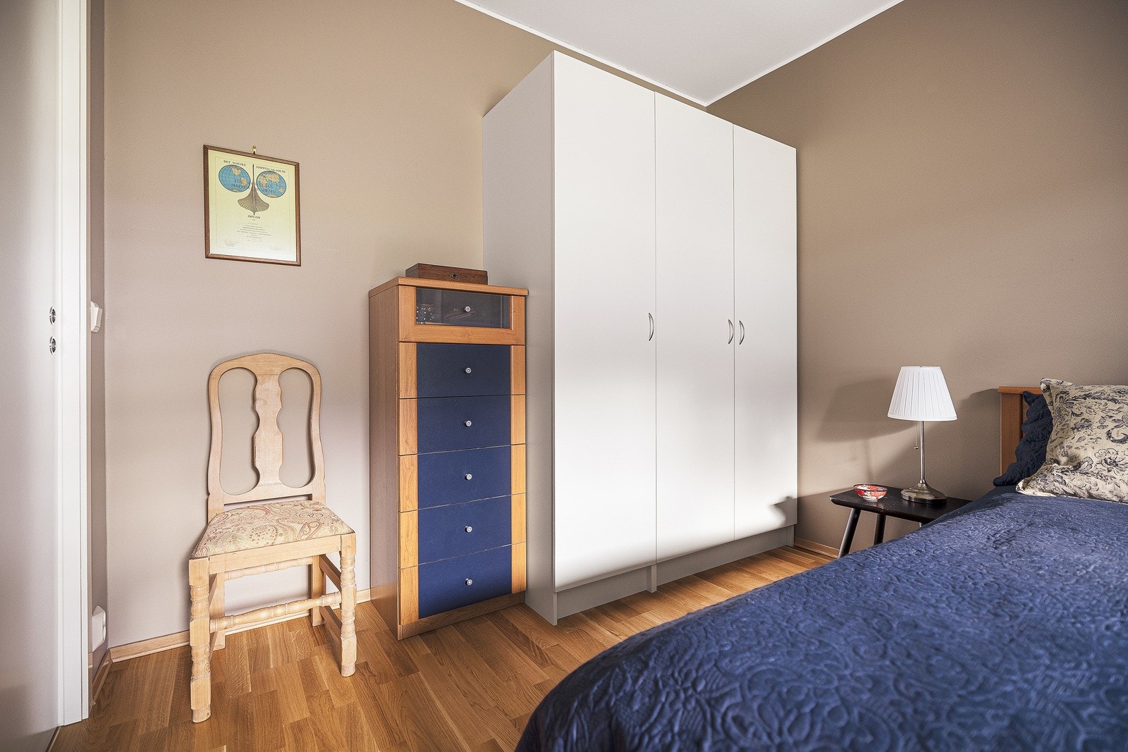 De hvite garderobeskapene følger for øvrig handelen. Galleribilde