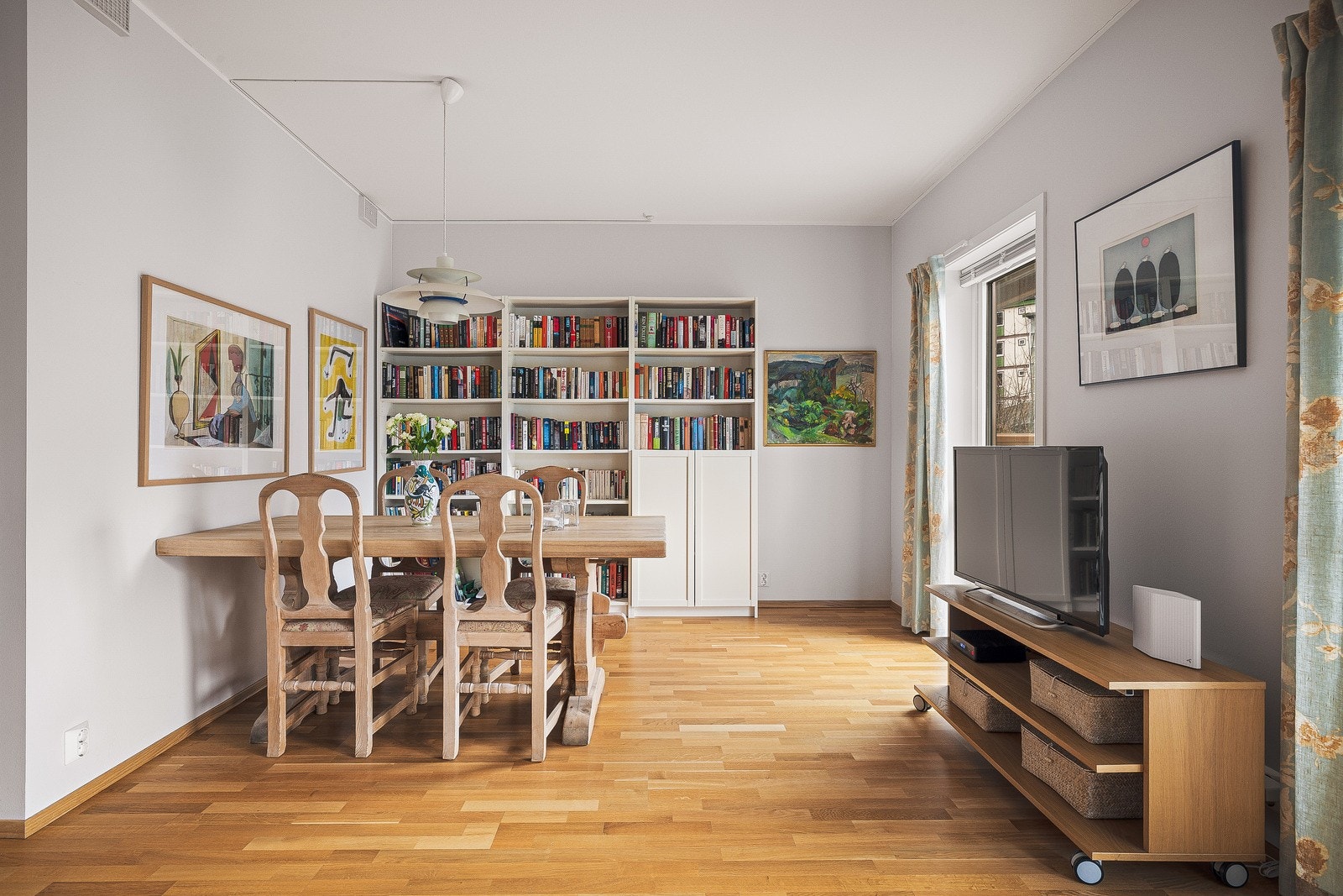 God plass til stort spisebord. Galleribilde