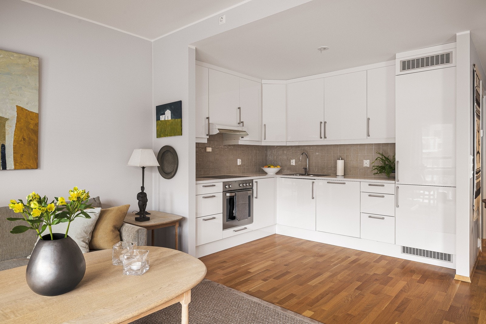 Her er det også praktiske fliser mellom benkeplaten og overskap, som gjør det enklere å holde rent til enhver tid. Galleribilde