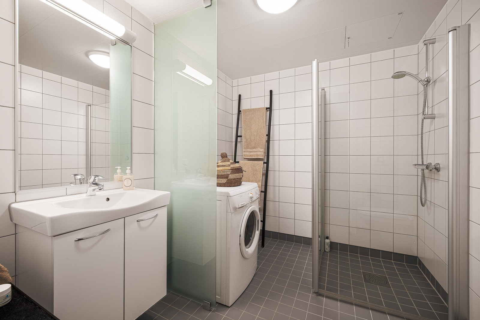 Leiligheten har et romslig og helfliset bad på ca. 5,2 kvm. Galleribilde