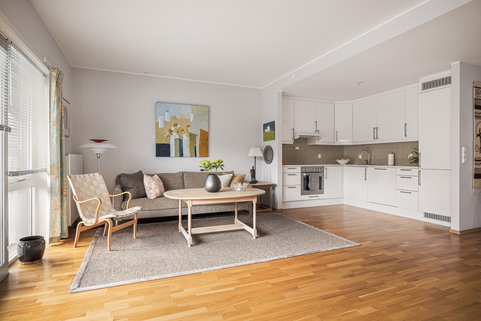 Kjøkkenet byr å rikelig med benke- og skapplass. Galleribilde